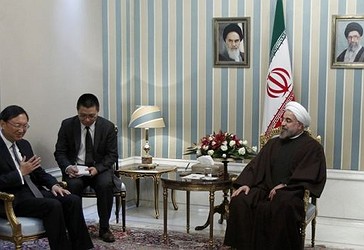 Presidenti i Iranit Hassan Rouhani me Këshilltarin Shtetëror Kinez, Yang Jiechi
