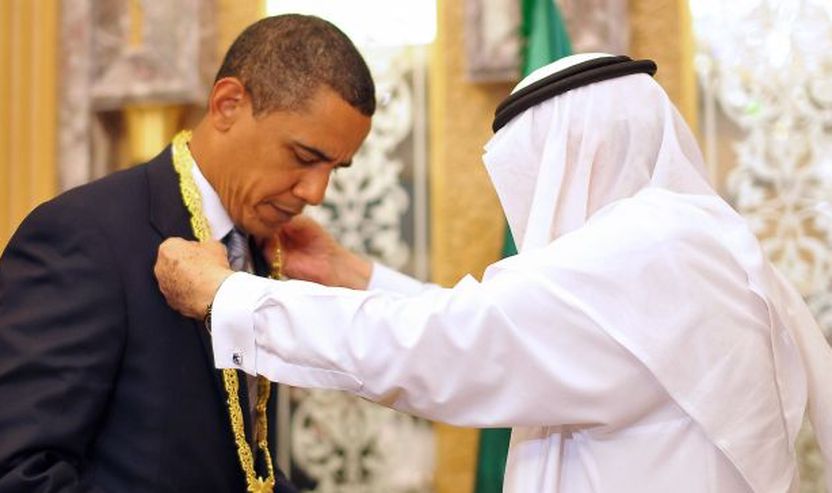 Mbreti Abdullah i Arabisë Saudite dekoron presidentin amerikan Barak Obama