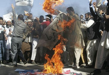 Protestuesit duke djegur një flamur të SHBA gjatë një demonstrate anti –amerikane në Afganistan