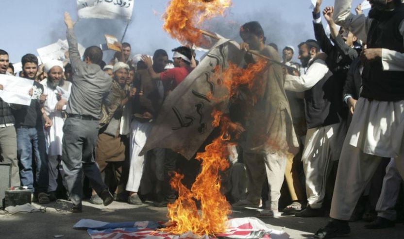 Protestuesit duke djegur një flamur të SHBA gjatë një demonstrate anti –amerikane në Afganistan