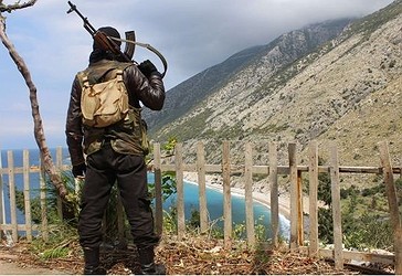 Një militant qëndron në fshatin Kasab, në Sirinë veriperëndimore, më  4 prill 2014.