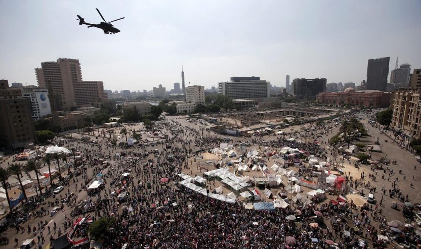 Helikopteri Apache mbi kokat e protestuesve në Kairo