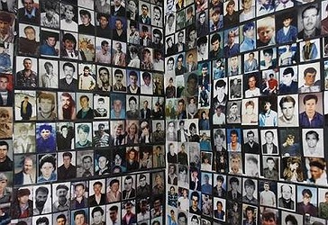 Fotografitë e dëshmorëve në masakrën e Mejes, afër Gjakovës, 27 prill 1999.
