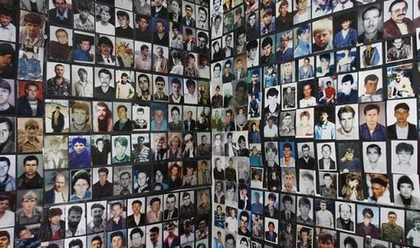 Fotografitë e dëshmorëve në masakrën e Mejes, afër Gjakovës, 27 prill 1999.