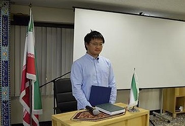 Studenti japonez duke dëshmuar shehadetin në një ceremoni në Qendrën Kulturore të Iranit në Tokio.