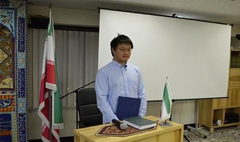 Studenti japonez duke dëshmuar shehadetin në një ceremoni në Qendrën Kulturore të Iranit në Tokio.