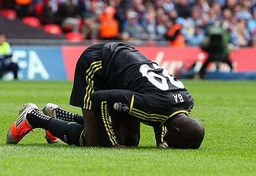 Futbollisti Demba Ba në sexhde falënderon Allahun