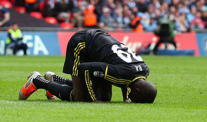Futbollisti Demba Ba në sexhde falënderon Allahun