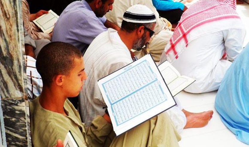 Një djalë i ri lexon Kur'anin e shenjtë në Xhaminë e Madhe në Meke