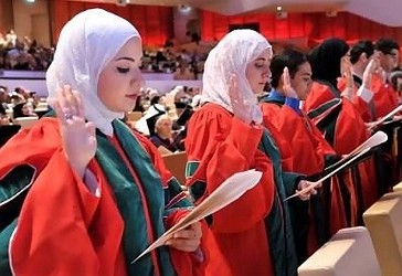 Ikballe Al Assaad, majtas, bëhet mjeke, në moshën 20 vjeçare.
