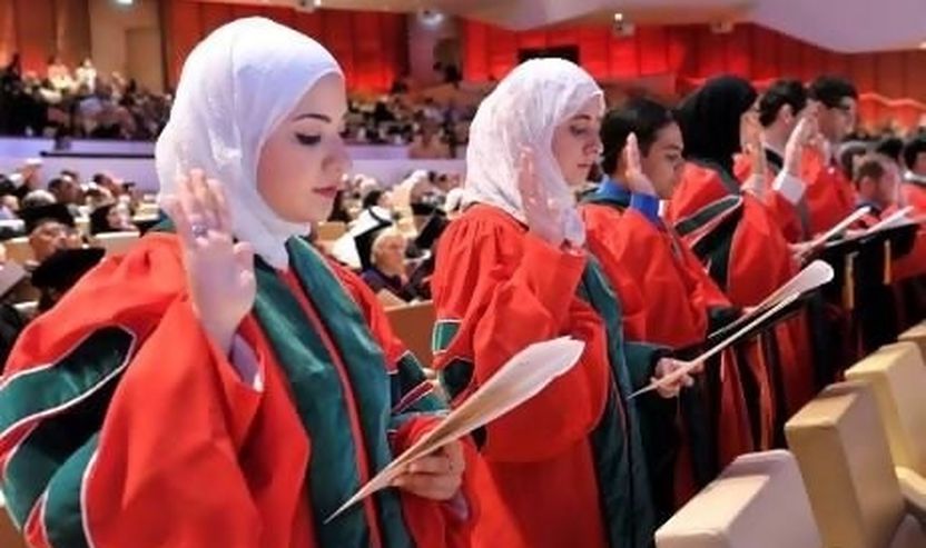 Ikballe Al Assaad, majtas, bëhet mjeke, në moshën 20 vjeçare.