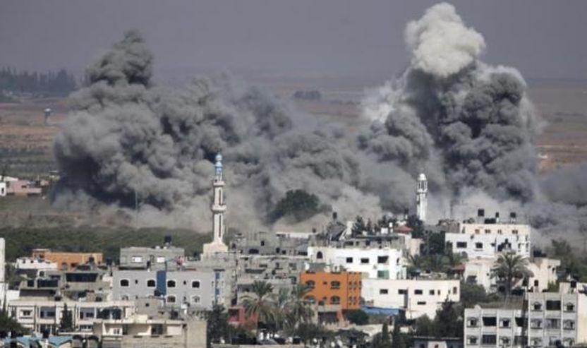 Tymi ngrihet pas bombardimit izraelit në Gaza të enjten. Në mesin e 10 palestinezëve të vrarë të enjten ishte edhe ish futbollisti i kombëtares palestineze, Ahed Zagout. (AP Photo / Mexhid Hamdan), REUTERS