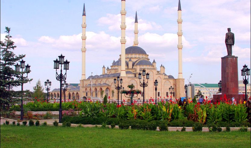 Xhamia “Ahmed Kadirov”në Grozni, kryeqyteti i Çeçenisë. Xhamia u përurue më 16 tetor 2008, është një nga xhamitë më të mëdha të Evropë, ka minare me nga 62 metra të larta secila.