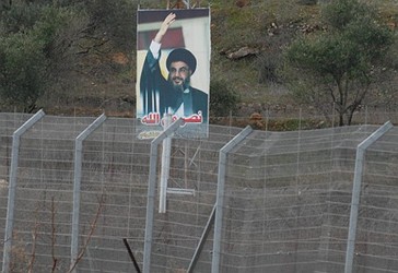Një foto e Nasrallah në gardh të kufirit libanez 2008