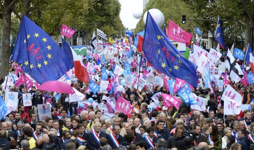 Dhjetëra mijëra protestuar kundër martesës mes homoseksualëve në Paris, Francë, 5 tetor 2014.