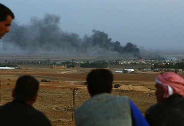 Kurdët turq shikojnë si tymi ngrihet mbi qytetin sirian të Kobani