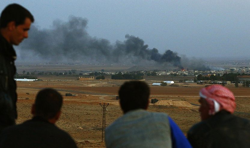 Kurdët turq shikojnë si tymi ngrihet mbi qytetin sirian të Kobani