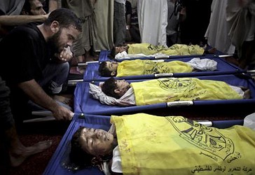 16 korrik 2014, në fotografi  duken katër fëmijë të vrarë të familjes Bekri në Gaza... Amnesty International e ka akuzuar Izraelin për kryerje të krimeve të luftës gjatë luftës së kësaj vere në Gaza.  (AP Photo / Khalil Hamra)