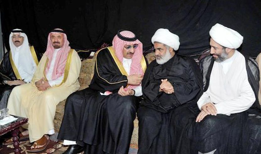 Në fot. Princi Muhammed bin Naif, Ministër i Brendshëm, ulur në mes, me të pranishmit e shërbimit funeralit të të vrarëve në sulmin terrorist.  (SPA)