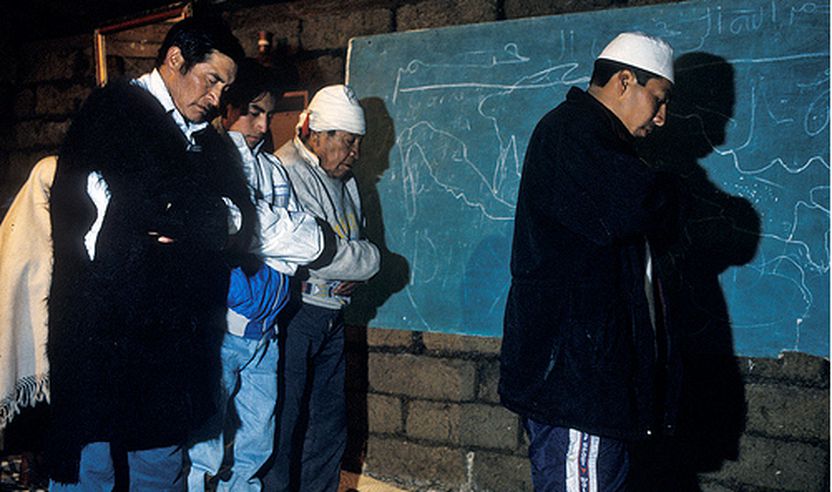 Muslimanët meksikanë duke falur namazin