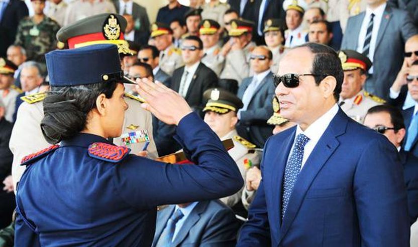 Kryetari i Egjiptit, Abdel Fattah al-Sisi, përshëndet një të diplomuar gjatë një ceremonie të diplomimit në Akademisë Ushtarake në Kajro.