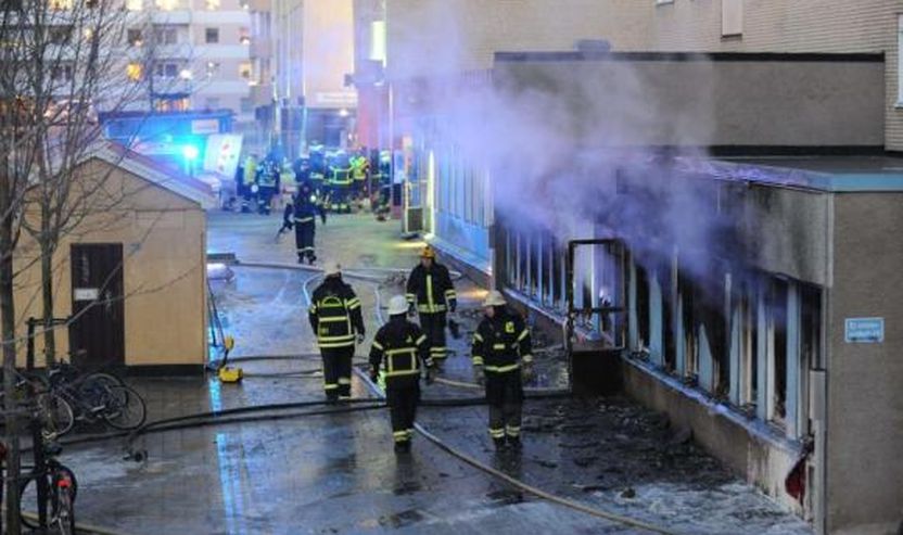 Tymi nga pjesa e brendshme një xhamie të shkatërruar, ndërsa zjarrfikësit po kryejnë detyrën e tyre, pas sulmit në xhami. (AFP)