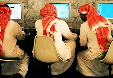 Sauditët janë  duke humbur tetë  orë në ditë në internet, tha një ekspert lokal në Arabinë Saudite në kohët e fundit.