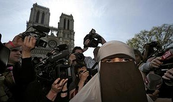 80% e sulmeve anti-muslimane në Francë janë kundër femrave