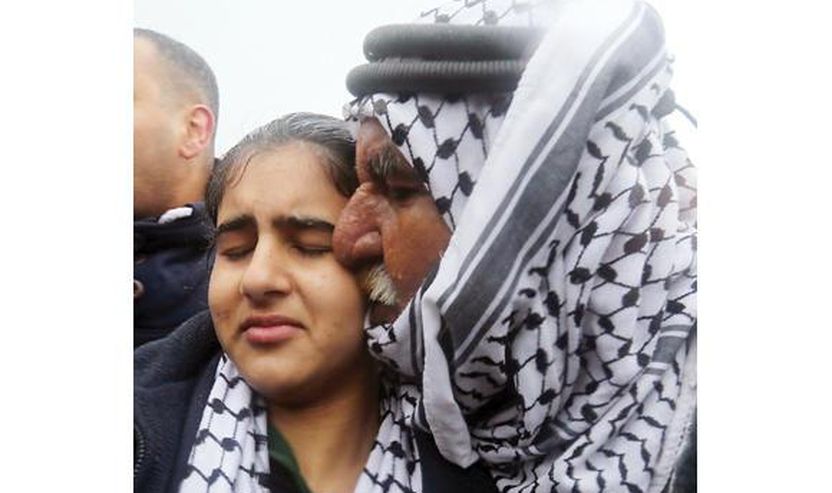 Përvoja e hidhur përfundoi: Nxënësja 14-vjeçare  palestineze, Malak Al-Hatib përqafohet nga babai i saj pas lirimit të saj nga një burg izraelit në fshatin palestinez Tulkarem të Bregut Perëndimor. (AFP)
