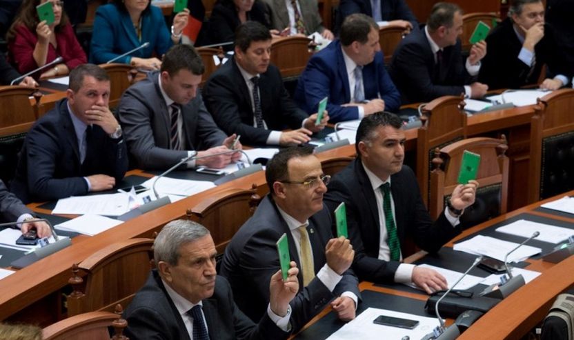 Foto nga votimi për Ndarjen Administrative në Parlament.