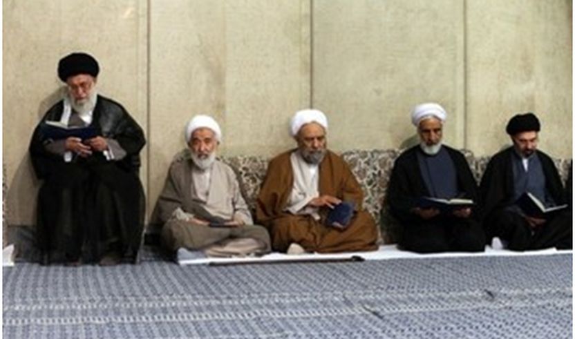 Në foto. Imam Hamenei në shërbimin e përkujtimit për haxhinjt Iranianë në Husejnien  Imam Humeini në Teheran.