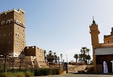 Në foto. Dy burra sauditë pranë një xhamie në Nexhran, në Arabinë Saudite