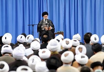 Ajetullah Sejjid Ali Hamenei  para hoxhallarëve për Arbain