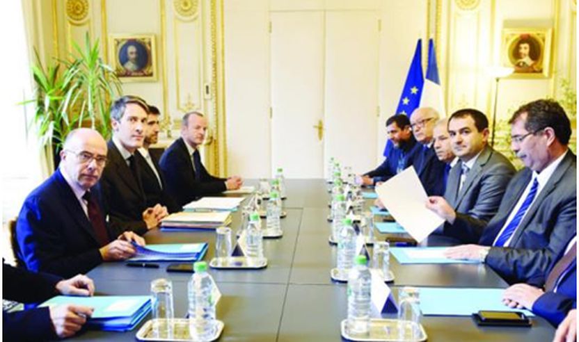Ministri i Brendshëm i Francës, Bernard Cazeneuve, majtas, takohet me anëtarë të Këshillit Francez të Besimit Musliman në Paris të martën.