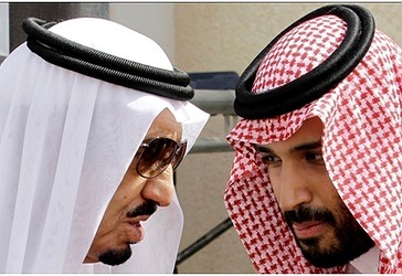 Mbreti i Arabisë Saudite Salman, majtas, flet me djalin e tij Princin Muhammed bin Salman