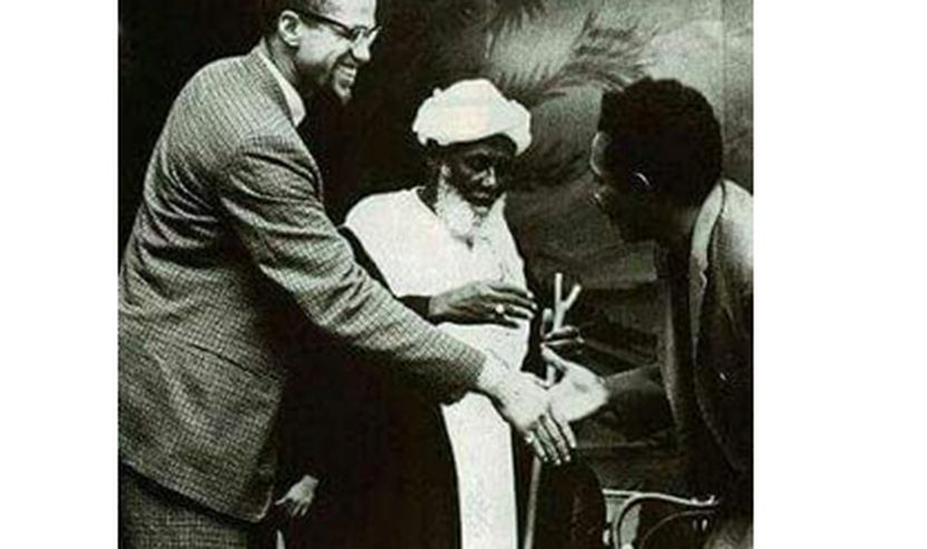 Një foto e Malcolm X me shokun e tij të udhëtimit  dhe mësuesi  tij  i Islamit – Shejh  Ahmed Hassoun