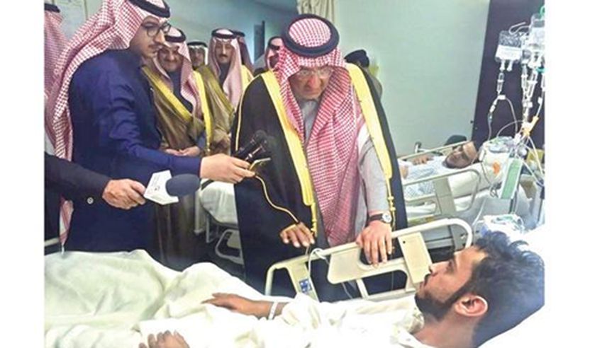 Princi, Muhammed bin Naif, së bashku me zyrtarë të lartë, viziton një të plagosur në sulmin terrorist Al-Ahsa në një spital të shtunën.