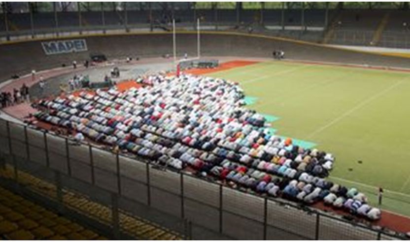 Besimtarët musliman në Itali duku u falur në fushë të futbollit