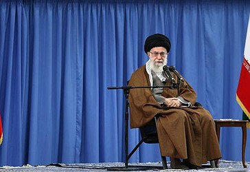 Udhëheqësi Suprem Ajetullah  Sejjid Ali Hamenei   para një grupi të hafizëve  të Kur’anit të Shenjtë
