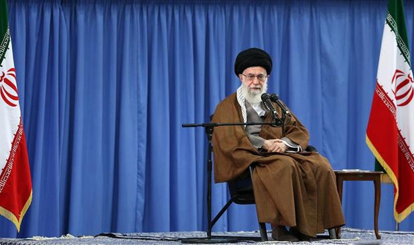 Udhëheqësi Suprem Ajetullah  Sejjid Ali Hamenei   para një grupi të hafizëve  të Kur’anit të Shenjtë