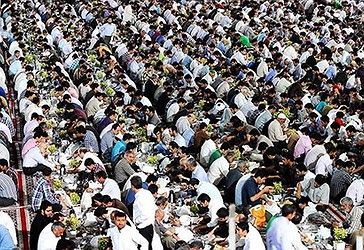 Iftari në oborrin e Xhamisë së Imam Rizait, në Mashhad, Iran