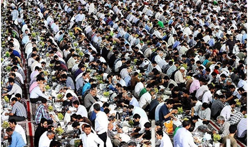 Iftari në oborrin e Xhamisë së Imam Rizait, në Mashhad, Iran