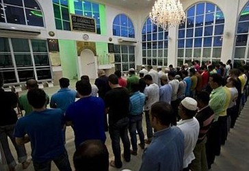 Muslimanët e Brazilit duke e falur namazin e jacisë në xhami