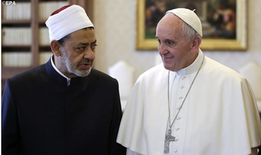 Papa Françesku dhe Shejh Ahmed Al-Tajjib, Imami i Xhamisë Al-Az’har në Kajro, Egjipt, në Vatikan, më 23 maj 2016