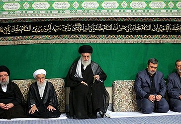 Në mes Udhëheqësi i Revolucionit Islamik, Ajetullah Sejjid Ali Hamenei