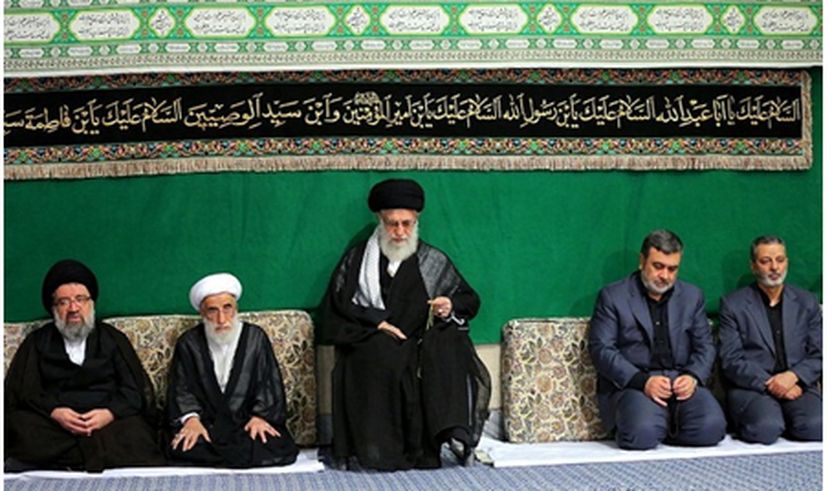 Në mes Udhëheqësi i Revolucionit Islamik, Ajetullah Sejjid Ali Hamenei
