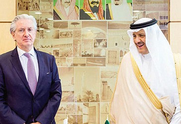 Ambasadori francez, François Gouyette (majtas) me Princin Sultan bin Salman, gjatë takimit të tyre në Rijad.