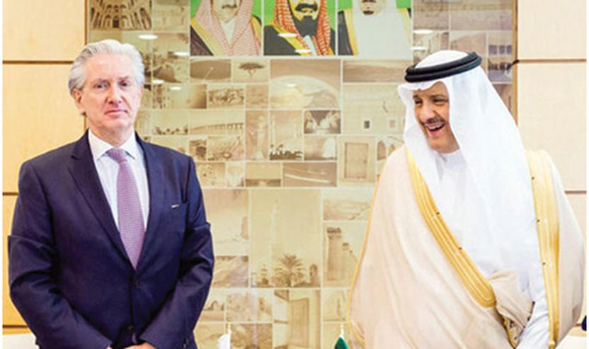 Ambasadori francez, François Gouyette (majtas) me Princin Sultan bin Salman, gjatë takimit të tyre në Rijad.