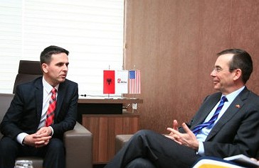 Bilal Kasami duke i dhene besen ambasadorit amerikan