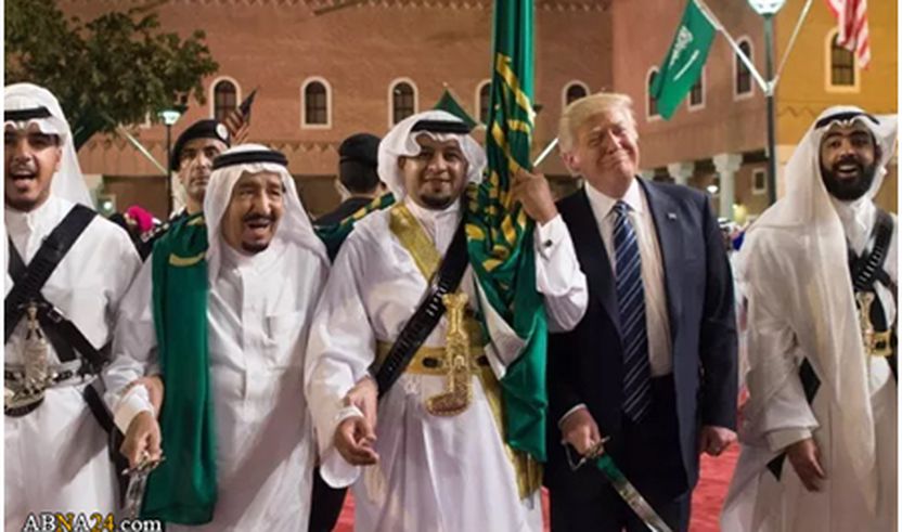Presidenti Trump mban një shpatë dhe kërcen me kërcimtarë tradicionalë gjatë një ceremonie të mirëpritur në Pallatin Murabba në Riad,  më 20 maj, 2017.